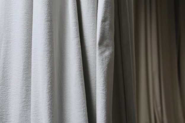 Como desamassar cortina blecaute