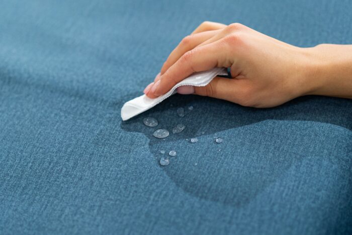 Impermeabilização de sofá: como ela protege contra manchas e derramamentos