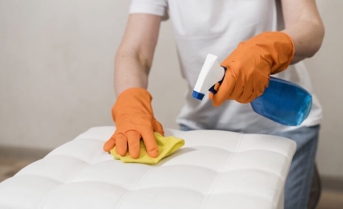 Aplicação de impermeabilizante em sofá para proteção contra líquidos e sujeiras