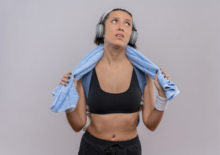 Como lavar roupas de academia sem estragar o tecido e eliminar odores