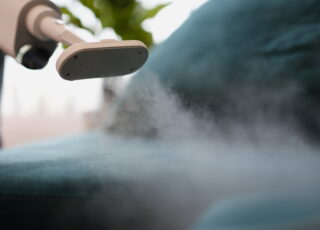 Limpeza de sofá com vapor para higienização profunda e eliminação de ácaros.